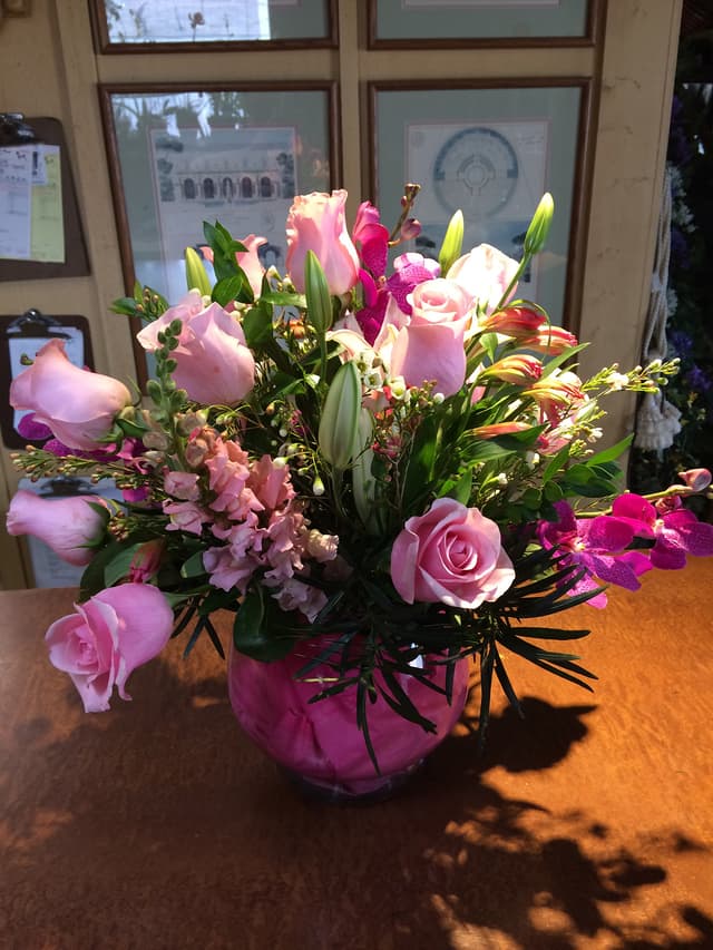 Soft pink roses in a glass bowl